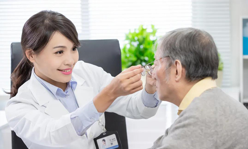 剛進入40歲，你能接受戴老花鏡嗎？