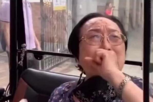 老花鏡不能隨意佩戴，按照年齡度數(shù)購(gòu)買(mǎi)不準(zhǔn)確