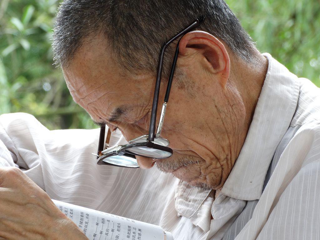“老花眼”誰都避不開，哪些癥狀說明眼睛提前“花”了？