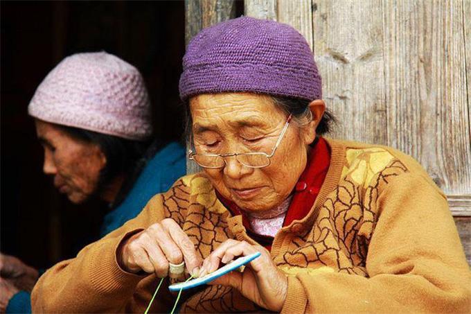 佩戴老花眼鏡，記住這四點(diǎn)，避免對眼睛造成傷害