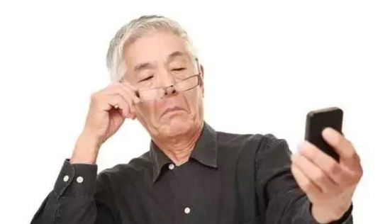 美麗島多焦鏡：用手機發(fā)信息成了奢侈，六十歲的困惑看他怎么解決